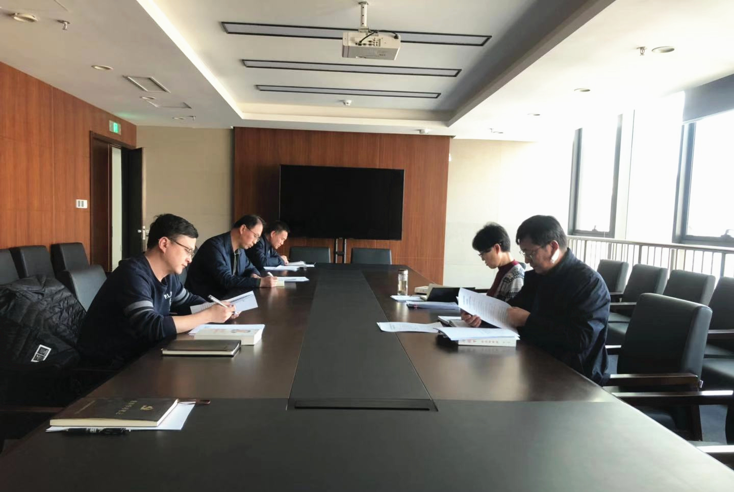 集團機關(guān)黨委學習傳達十九屆五中全會精神