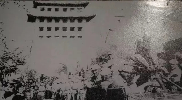 1629969448425007369.jpg 7解放軍炮兵部隊(duì)進(jìn)入蘭州城區(qū).webp.jpg